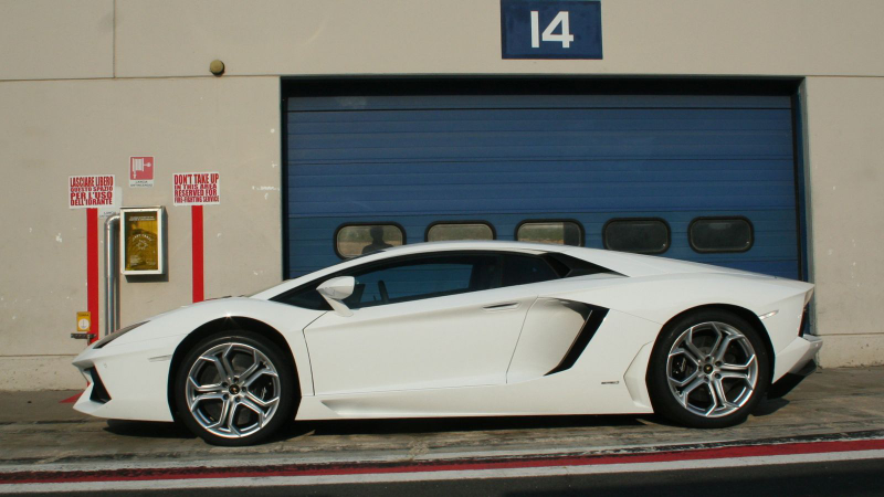 Illustration for article titled Lamborghini Aventador LP-700 at Vallelunga